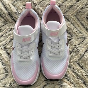 Girls pink/white Nike sneakers NWT